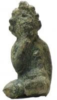 STE-4164 - Statuette : HarpocratebronzeHarpocrate assis, comme souvent en Egypte. Figuré de manière classique, sous la forme d'un enfant portant le doigt à la bouche ; la main gauche disparaît dans le dos et les deux jambes sont brisées au niveau des genoux ; la tête, grosse en proportion, est coiffée en grosses boucles autour d'un petit corymbe.