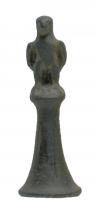 STE-4179 - Statuette zoomorphe : aigle sur soclebronzeAigle posé, ailes repliées, sur un socle conique à profil concave.