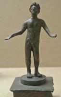 STE-4319 - Statuette : orant (?)bronzeFigurine d'un homme nu, en position de prière, la tête légèrement relevée vers le ciel, les deux mains ouvertes dans un geste d'offrande : orant ?