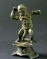 STE-4361 - Statuette : pygméebronzeStatuette représentant un nain ou un pygmée, barbu et moustachu, nu et ithypallique, au corps musclé, brandissant une lance ou un épieu