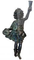 STE-4459 - Statuette : LarebronzeLare figuré sous la forme d'un jeune homme, parfois couronné, en tunique plissée agitée par le vent, tendant une patère de la main gauche et levant une corne à boire dans la main droite ; la position peut être inversée.