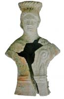 STE-4508 - Statuette : busteterre cuiteBuste posé sur une base formant socle ; coiffure ou chevelure formant une barre transversale au-dessus du crâne.
