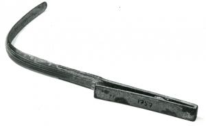 STR-4004 - Strigile en bronze - Groupe II - manche creux plat à capulus et clausula de sections quadrangulaires