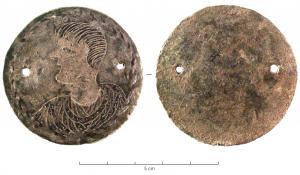 TES-4070 - Tessère circulairebronzeMédaillon circulaire portant sur une face un profil masculin gravé, l'autre face est lisse; deux trous de fixation devant et derrière la tête.