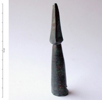 TLL-4003 - Talon de lancebronzePointe de section triangulaire, peu acérée, prolongée par une douille conique, très rarement facettée.