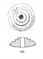 TOU-8001 - Toupie circulaire à renflementosToupie composée d'un disque perforé en son centre et marqué de trois renflements sur l'avers, dont la surface est polie ; tranche biseautée. L'objet est mis en mouvement par une tige insérée en force dans l'orifice central, rarement conservée.