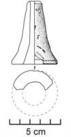 TYR-1004 - Tuyère terre cuiteTuyère simple à base évasée. Certains exemplaires gardent la trace de la canne dont ces embouts constituaient l'extrémité, en contact avec les braises.