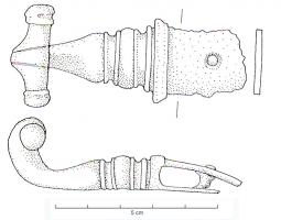 AGH-4014 - Crochet de harnaisbronzeCrochet de fixation composé d'un côté riveté sur le cuir, avec parfois sur la partie externe un décor incrusté de nielle; à l'opposé, crochet à barrette transversale légèrement décalé, éventuellement zoomorphe (trois nodules).