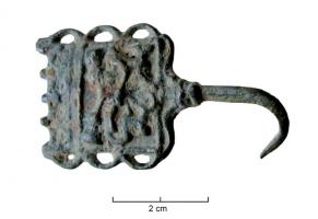 AGR-9217 - Agrafe de demi-ceintbronzeTPQ : 1500 - TAQ : 1700Agrafe rectangulaire prolongée par un crochet ; décor de chardons entrelacés surmontés d'une frise à fleurs de lis.