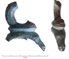 AJG-3006 - Anneau de jougbronzeAnneau isolé par un simple tore anguleux d'une base terminée par deux appendices symétriques, en forme de tête de chevaux traitées dans le style celtique.