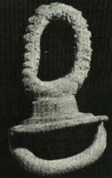 AJG-4037 - Anneau de jougbronzeAnneau à pourtour crénelé ou lisse sur une base rectangulaire d'où part une bélière.