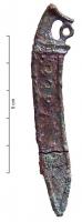 AMI-4001 - Épée miniaturebronzeTPQ : 1 - TAQ : 300Epée miniature de forme grecque (type 'machaira') : coutelas à lame courbe, poignée en forme de tête de cheval (anneau de suspension). Le fourreau est indiqué avec sa gouttière et un décor de petits cercles alignés.