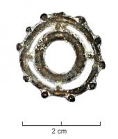 AML-3017 - Rouelle bouletéebronzeTPQ : -200 - TAQ : -30Rouelle constituée d'un anneau couvert à l'extérieur de forts globules ; à l'intérieur, quatre rayons se rejoignent sur un anneau lisse.