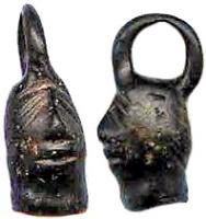 AML-3020 - Amulette anthropomorphebronzeAmulette en forme de tête humaine, aux yeux retombant vers l'estérieur, traitée dans le style celtique; au sommet, anneau de suspension coulé.