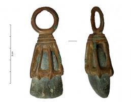 AML-3023 - Amulette : cage avec hache poliebronze, pierreAmulette en bronze coulé, comportant un anneau de suspension sommital et 8 tiges formant une cage quadrangulaire, autour d'une hache polie en jadéite.
