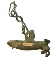 AMP-4034 - Amulette phalliquebronzeAmulette constituée d'un phallus en érection avec une bélière plate de suspension au centre; à l'opposé du gland, représentation de deux pattes ; à chaque extrémité, anneaux pour la suspension d'autres éléments.