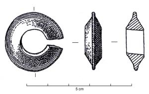 ANO-1004 - Anneau ouvert de type Lock-ringbronzeTPQ : -950 - TAQ : -800Anneau ouvert, massif, de section triangulaire et pourtour caréné.