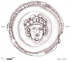 APF-4004 - Applique : tête de MercureplombApplique massive, avec pattes d'accroche sur une urne funéraire. Bordée de cercles concentriques moulurés. La couronne extérieure est constituée d'un décor perlé en relief. Figuration d'une tête de Mercure coiffé d'un pétase ailé