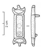 APH-4017 - Applique de harnais émailléebronzeApplique en forme de rectangle allongé, prolongé à chaque extrémité par une pelte ; le corps central est creusé d'une seule loge d'émail, de même que les peltes ; deux rivets de fixation au revers.