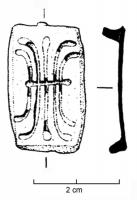 APH-4052 - Applique de harnais nielléebronzeApplique rectangulaire (ou ovale aux sommets tronqués), peut-être en forme de bouclier ; décor niellé évoquant un foudre.