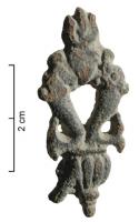 APH-4134 - Applique de harnaisbronzeApplique composée de deux dauphins affrontés, montés sur un vase godronné, tenant un vase enflammé.