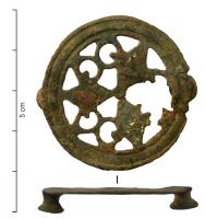 APH-4150 - Phalère de harnaisbronzeTPQ : 150 - TAQ : 250Applique circulaire, en relief plat et à décor ajouré, de type végétal, utilisant en général trois motifs de feuilles convergentes ou disposées en spirale.