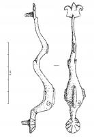 BAF-4002 - Barrette de suspension de fourreau de spathabronzeBarrette de suspension d'épée, en forme de dauphin au corps ondulant : le museau est prolongé par un bouton en forme de fleuron et la queue est redressée; deux rivets assurent la fixation sur le fourreau en bois.