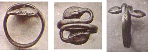 BAG-4055 - Bague serpentiformeargentTPQ : 200 - TAQ : 260Bague ouverte, représentant un serpent dont chaque extrémité se termine par une tête retournée vers l'arrière.