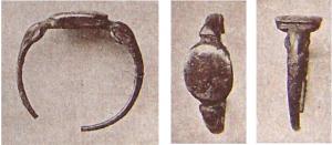 BAG-4056 - Bague à épaulements serpentiformesargentBague à anneau étroit, chaton ovale large encadré par deux têtes de serpent affrontées.
