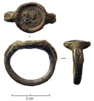 BAG-4074 - Bague à extrémités serpentiformes et médaillonargentBague à extrémités serpentiformes et médaillon à bordure guillochée, représentant un couple de divinités en buste (Hélios à droite).