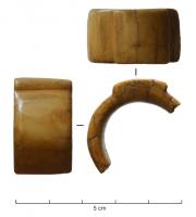 BAG-4193 - BagueosLarge anneau lisse, avec un chaton rectangulaire, lisse, en léger relief.