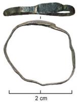 BAG-9006 - BaguebronzeBague composée d'un jonc plat replié sur lui-même et brasé ; l'extrémité supérieure légèrement élargie a servi de chaton, peut-être avec un élément rapporté.