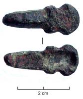 BCC-5017 - Ardillon de bouclebronzeArdillon scutiforme, forme étroite, ornée de cercles oculés ; creux dessous.