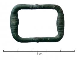 BCC-9017 - Boucle de ceinturebronzeBoucle plate symétrique moulée de forme rectangulaire arrondie avec un double ardillon sur un axe en fer rapporté ; décor moulé sur les côtés.