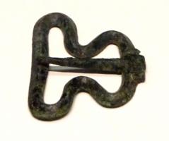 BCE-3014 - Boucle à corps étranglébronzeBoucle de section régulière, étroite et triangulaire, au corps fortement étranglé pour dégager un repose-ardillon rectiligne.
