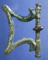 BCG-4009 - Boucle de cingulumbronze, ferBoucle quadrangulaire à côtés concaves, repliés en forme de crosses au contact de la barre transversale servant à l'articulation de l'ardillon.