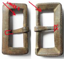 BCG-9001 - BouclebronzeBoucle rectangulaire, lisse ; sur la face arrière une bordure perlée ne semble destinée qu'à faciliter l'accrochage; ardillon très simple articulé sur une barre mince.