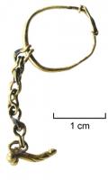 BCO-4003 - Amulette phalliqueorSimple fil d'or aux extrémités enroulées sur lui-même, avec une chaînette d'anneaux doubles servant à la suspension d'un petit phallus.