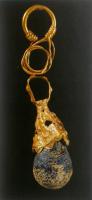 BCO-4007 - Pendant en or avec pierreorPendant en or (de collier ? de boucle d'oreille ?) constitué d'une pierre en forme de goutte avec une suspension d'anneaux.