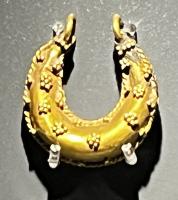 BCO-4038 - Boucle d'oreille renfléeorBoucle d'oreille formée d'un corps renflé, avec deux anneaux au sommet ; décors secondaires en filigrane.