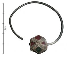 BCO-5003 - Boucle d'oreilleargentBoucle d'oreille filiforme (argent souvent doré), en forme de simple anneau mince pourvue d'une terminaison polyèdrique (cube à pans abattus), les faces ornées de cabochons de grenats ou de verre coloré.