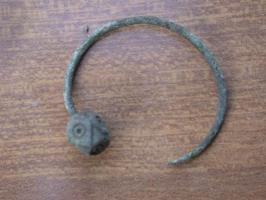 BCO-5004 - Boucle d'oreille à pendant fixe polyédriquebronzeBoucle d'oreille en simple anneau filiforme, une extrémité est masquée par une perle polyédrique ornée d'ocelles.