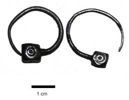BCO-5005 - Boucle d'oreille à pendant fixe polyédriqueargentBoucle d'oreille en simple anneau filiforme, une extrémité est masquée par une perle polyédrique ornée d'ocelles.