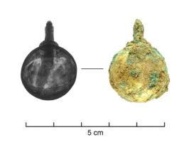 BCO-5028 - Boucle d'oreille à pendants sphériques dorésbronze, orAnneaux en alliage cuivreux complétés de deux calottes dorées, assemblées, formant une sphère.