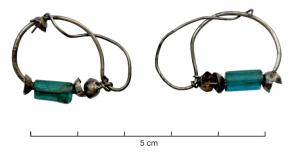 BCO-9004 - Boucle d'oreille filiformeargentBoucle d'oreille filiforme, aux extrémités effiées nouées sur le fil lui-même, avec une perle cylindrique de verre bleu-vert et deux embouts marquant d'autres ornements disparus .