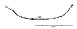 BLC-3002 - TrébuchetferTrébuchet symétrique, à deux bras lisses terminés par des anneaux pour la suspension de plateaux métalliques; au centre, anneau de suspension accosté d'ergots.