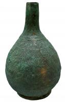 BLS-3016 - BalsamairebronzeFiole martelée, à panse ovoïde prolongée par un haut col étroit, légèrement tronconique. Toute la surface du vase est couverte d'un décor incisé de type géométrique et/ou floral.
