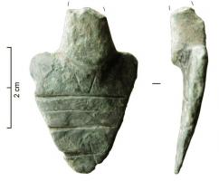 BLS-4057 - Anse de balsamairebronzeAttache d'anse de balsamaire de forme triangulaire, ornée de trois profondes incisions horizontales, une intermédiaire moins marquée et une incision en V à la naissance de l'anse.