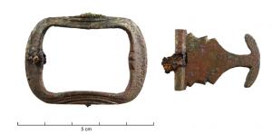 BOC-9021 - Boucle de chaussure à traverse rapportéebronzeTPQ : 1660 - TAQ : 1720Boucle rectangulaire symétrique, aux angles légèrement arrondis; le cadre plat est creusé d'une cannelure sur tout le pourtour ; axe mobile en fer.