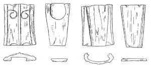 BOF-4008 - Bouterolle de fourreau de spathaosBouterolle taillée dans un os creux, de forme rectangulaire ou trapézoïdale, en deux parties emboîtées par une rainure ; en façade, rectangle souligné par une arête longitudinale et deux volutes (poinçonnées ou ajourées) dans la partie supérieure.